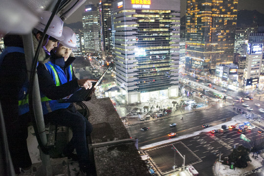 SK텔레콤 구성원들이 시청과 광화문 일대에서 통신 품질을 점검하고 있다.<SK텔레콤 제공>